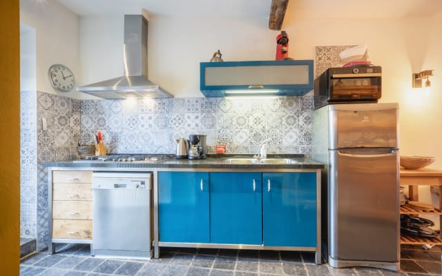 Maries Inserat auf misterb&b - Ausgestattete Küche: Gasherd, Geschirrspüler, Kühlschrank, kleiner Gefrierschrank, Doppelwaschbecken, Mikrowelle/Grill, Saftpresse, Raclettegerät, Wasserkocher, Kaffeemaschine und Senseo für Kaffee, Reinigungsset, neues Topfset