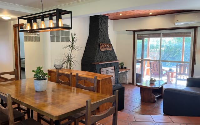 Habitación Privada XL en Posada Exclusiva Sólo para Hombres con Ropa...