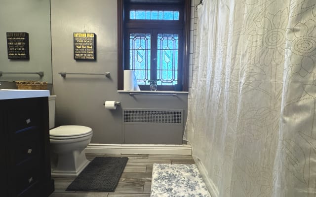 Spacious Pvt Bedroom&Bath* w/parking *MinsToWashU