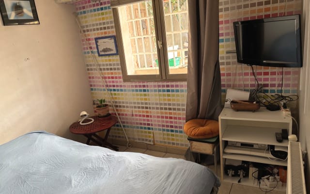 Habitación pequeña con sofá cama en Romans y desayuno incluido