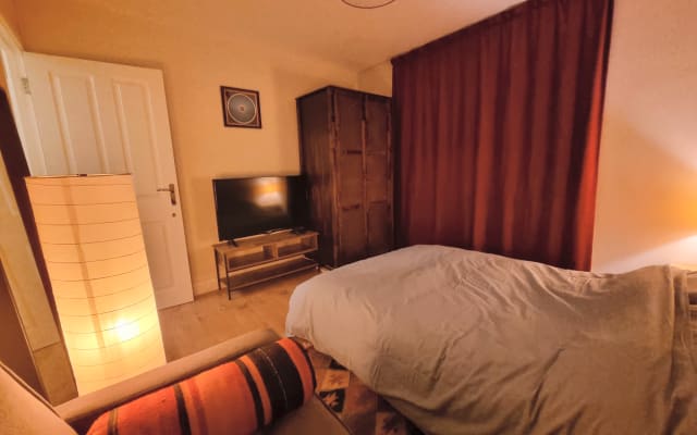 Comfortable, cosy room with private bathroom!