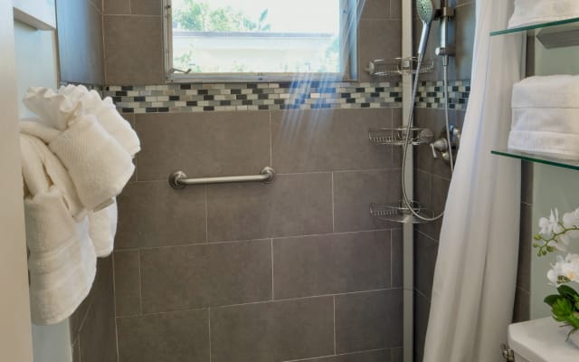 Thomass Inserat auf misterb&b - Erfrischen Sie sich in einer eleganten, begehbaren Dusche im Spa-Stil 🚿✨ mit modernen Fliesen, einer Regendusche und flauschigen Handtüchern für ultimativen Komfort. Das helle, saubere und durchdachte Design sorgt dafür, dass Sie Ihren Tag entspannt und erholt beginnen und beenden können. 🌿