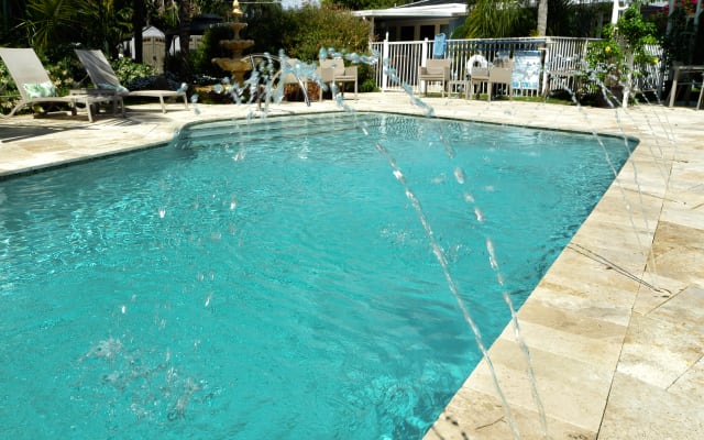 Thomass Inserat auf misterb&b - Ein Sprung ins kristallklare Wasser 💦🌴 Dieser glitzernde Pool mit verspielten Springbrunnen und einer sonnenverwöhnten Terrasse lädt zum Entspannen, Erfrischen und Erholen ein. Machen Sie es sich am Pool bequem, genießen Sie die tropische Atmosphäre und Ihr eigenes Stück vom Paradies. ☀✨