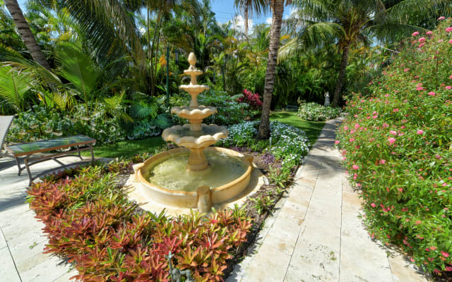 Thomass Inserat auf misterb&b - Treten Sie ein in eine ruhige Gartenoase 🌺🌴 Ein bezaubernder Brunnen, verschlungene Pfade und lebendige tropische Blüten schaffen eine friedliche Zuflucht direkt vor Ihrer Tür. Perfekt für einen morgendlichen Spaziergang, einen Sonnenuntergang zum Entspannen und zum Eintauchen in die paradiesische Atmosphäre. ✨