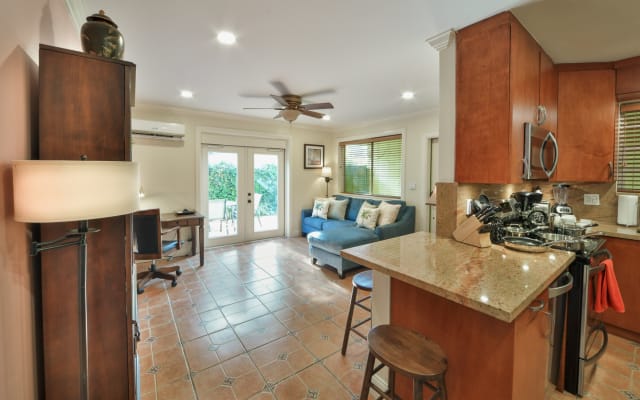 Suite #3, Cama Queen, Cocina, Piscina, Terraza, A pie de GAY Wilton Dr.