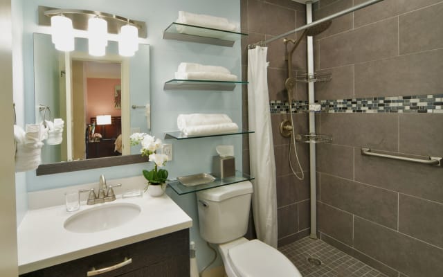 Suite #4, King Bed, Kitchen, Pool, Terrace, Walk to GAY Wilton Dr
