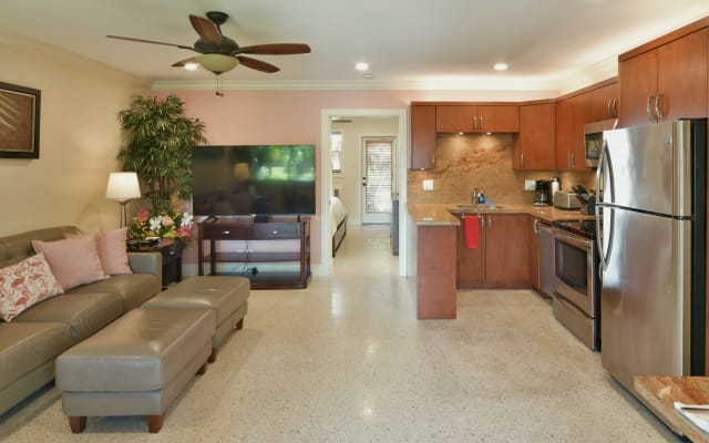 Suite #5, Cama King, Cocina, Piscina, Terraza, A pie de GAY Wilton Dr.