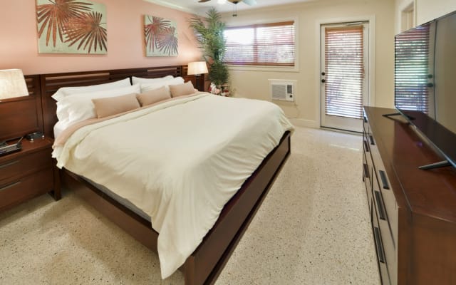 Suite #5, King Bed, Kitchen, Pool, Terrace, Walk to GAY Wilton Dr