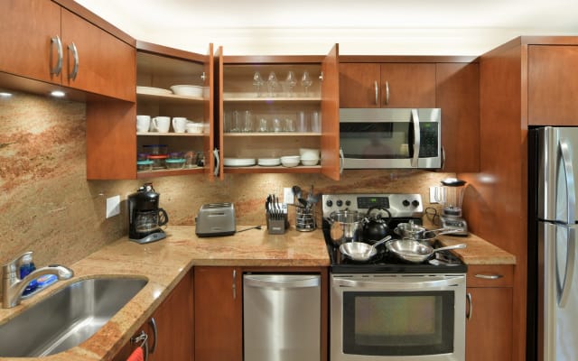 Suite #5, King Bed, Kitchen, Pool, Terrace, Walk to GAY Wilton Dr
