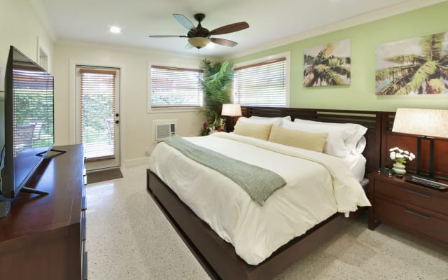 Suite #6, King Bed, Küche, Pool, Terrasse, zu Fuß zum GAY Wilton Drive!
