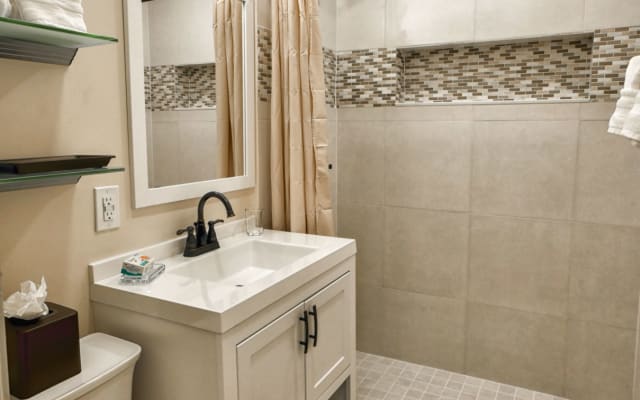 Suite 2120 - 2 King Bedrooms, Kitchen, Patio, Pool, Walk to Wilton Dr.