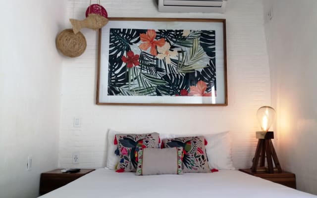 Hamara (Mer) Deluxe Queen room W/4K entertainment