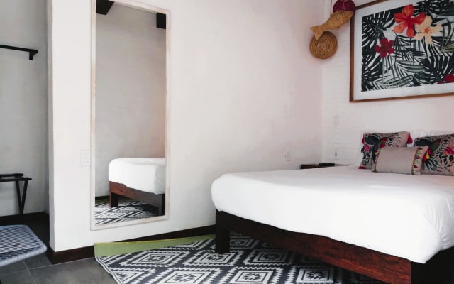 Hamara (Mer) Deluxe Queen room W/4K entertainment