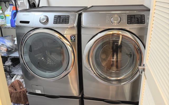Bobs Inserat auf misterb&b - Moderne, leistungsstarke Waschmaschine und Trockner im 1. Stock für Ihren Komfort. All-inclusive mit Premium-Verbrauchsmaterialien zur Verfügung gestellt. Wie der Rest des Hauses, wird dieser Bereich "show-ready" gehalten, ********en reibungslosen 30-Tage Aufenthalt zu gewährleisten.