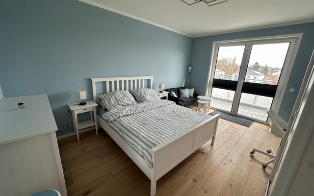 Chambre moderne avec espace de travail et de vie avec balcon située au 