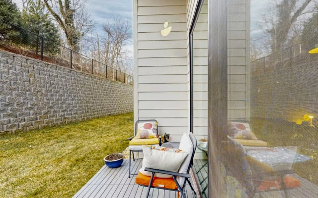 2 bedrooms/2 bathrooms condo unit w/parking