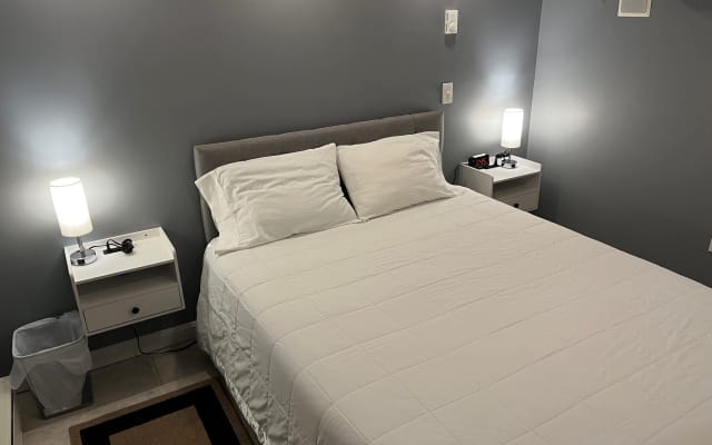 Tims Inserat auf misterb&b - Keller Schlafzimmer # 5 Queen-Bett, TV im Zimmer auch. Großes legales Ausstiegsfenster, Morgenlicht. 2026