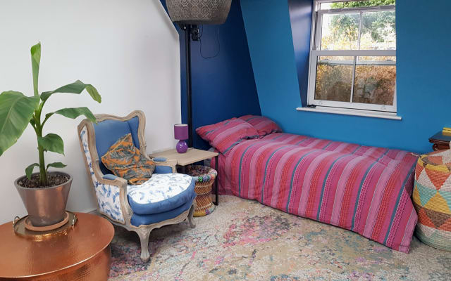 Anuncio de George en misterb&b - El ático compartido es grande y todo el mundo tiene mucho espacio.
La cama de presupuesto podría significar que usted estará en una cama de aire en el ático si estamos ocupados