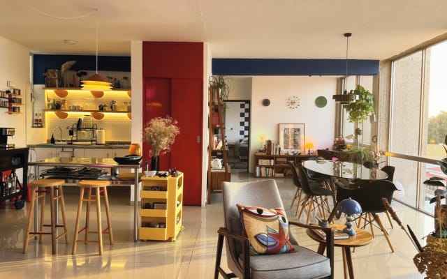 L'annuncio di Gustavo su misterb&b - Appartamento open concept. Cucina, sala da pranzo e spazio di lavoro.