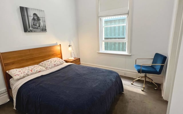 Privado seguro, dormitorio y baño, estacionamiento, mascotas w / venir,