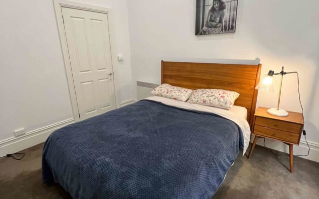 Privado seguro, dormitorio y baño, estacionamiento, mascotas w / venir,