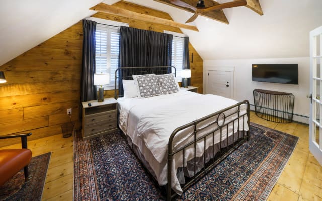 Historic Vermont Inn with Cozy Pub & Warm Welcome