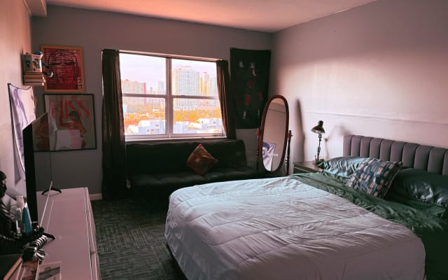 Clothing optional apartment, walking distance to Haulover Nude Beach