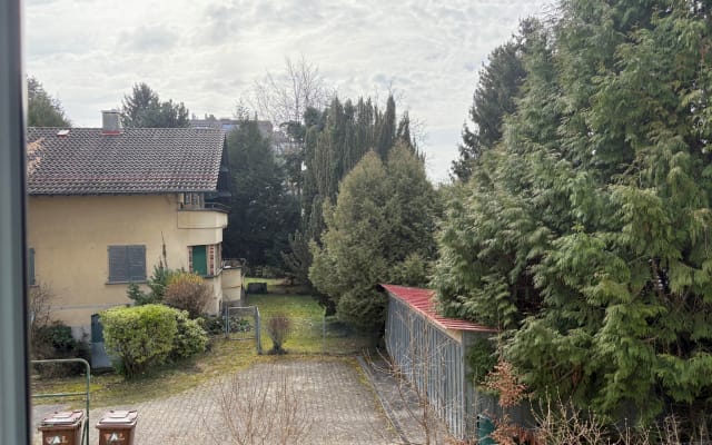 Une belle maison illuminée par le soleil et avec une vue sur la nature