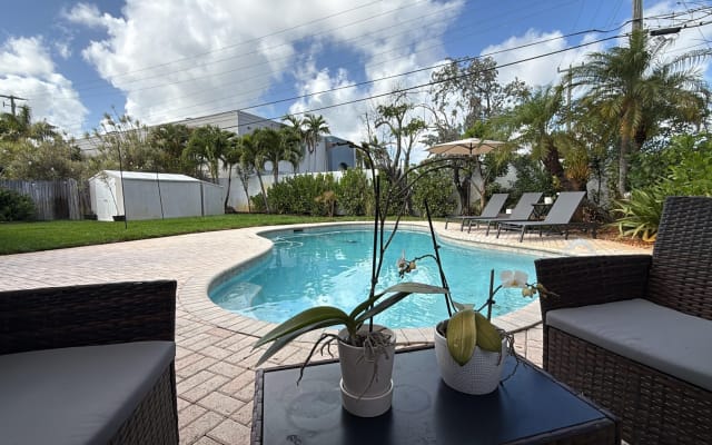 Beautiful room with shared spaces and heated pool in Wilton Manors - Picture 9