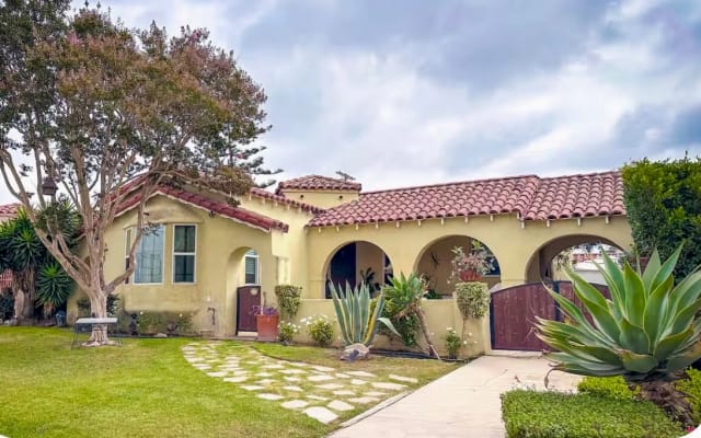 Sunny Spanish Escape . Mins From SoFi Stadium, Forum & LAX