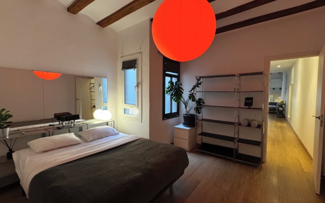 Habitación grande con aire acondicionado, luminosa y bien situada.