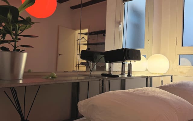Habitación grande con aire acondicionado, luminosa y bien situada.