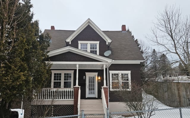 Large Basement Apartment / Central / Parking