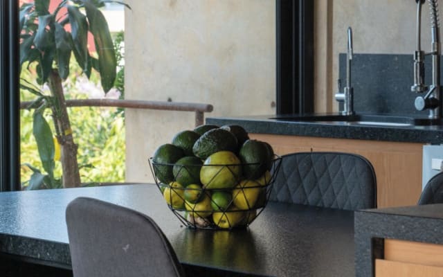 Privatzimmer in brutalistischer Wohnung mit Terrasse und Aussicht in...
