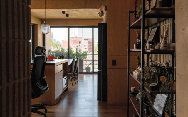 Chambre privée dans un appartement brutaliste avec terrasse et vue...