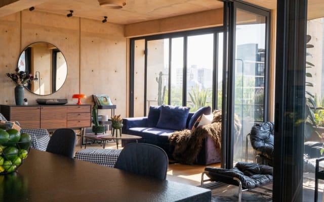 Privatzimmer in brutalistischer Wohnung mit Terrasse und Aussicht in...