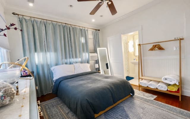Garden Suite: Private Deck, Hot Tub & Fast Wi-Fi