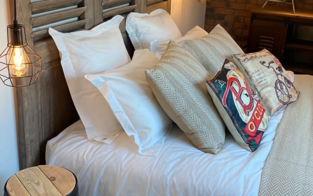Jérômes Inserat auf misterb&b - Gemütliches Zimmer mit Kingsize-Bett für erholsame Nächte