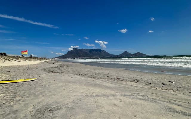 Anúncio de Freddie em misterb&b - Vista para a Table Mountain a partir da praia, a 3 minutos a pé do 2 Chandos. A praia é uma área segura para caminhadas. Estende-se por 9 km até à posição oposta de onde a fotografia foi tirada