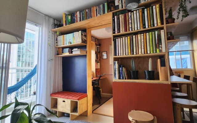 Schlafzimmer in einer kleinen, schicken Wohnung im Zentrum von...