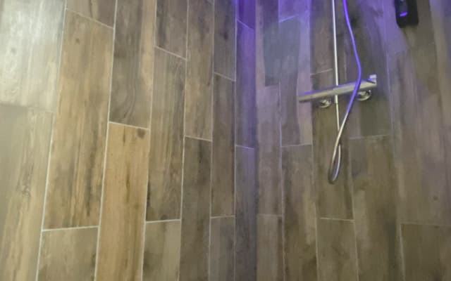 Jérômes Inserat auf misterb&b - Badezimmer aus Naturstein und Regendusche für pure Entspannung