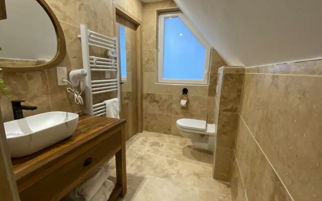 Jérômes Inserat auf misterb&b - Badezimmer aus Naturstein und Regendusche für pure Entspannung