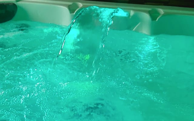 Jérômes Inserat auf misterb&b - Privates Spa mit 6 Plätzen, Regendusche, Lichttherapie und Musik... Ihre Wohlfühlpause