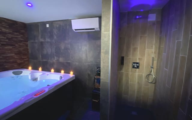Jérômes Inserat auf misterb&b - Privates Spa mit 6 Plätzen, Regendusche, Lichttherapie und Musik... Ihre Wohlfühlpause