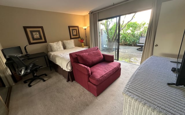Private bedroom ensuite bath, private entrance 30 night min stay