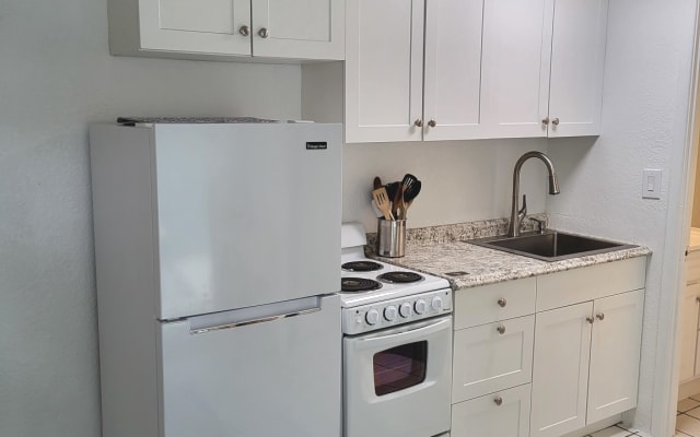 furnished unit just off of the Ala Wai canal. 2 blocks from the beach. - Picture 5