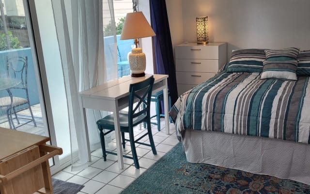 furnished unit just off of the Ala Wai canal. 2 blocks from the beach. - Picture 6