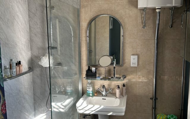 Hove double room. 4min walk to beach and 20min to gay bars.
