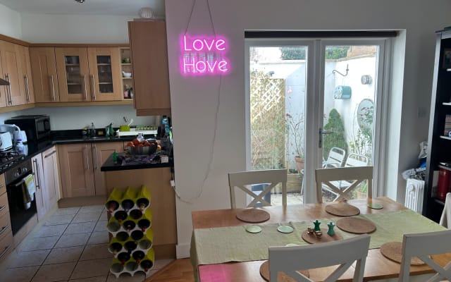 Hove double room. 4min walk to beach and 20min to gay bars.