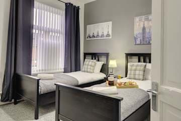 Cosy 2 Bedroom 4 Beds w/ Parking near City Centre